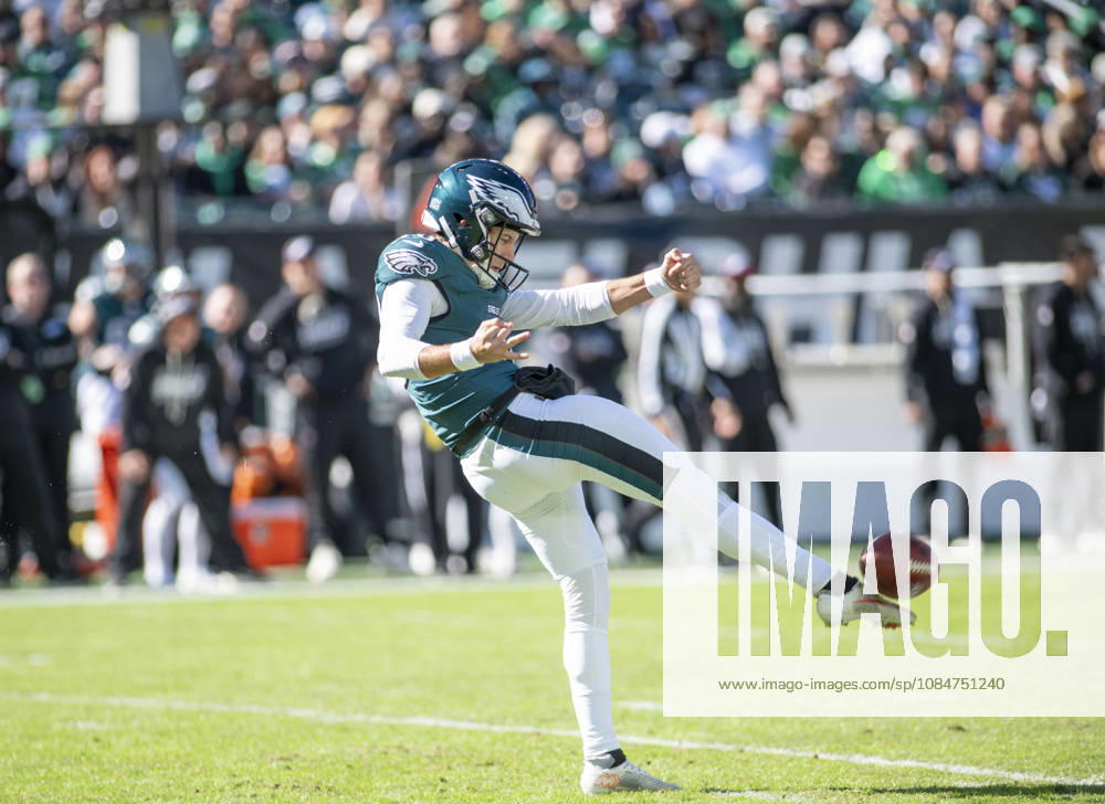 Philadelphiaâ€⠢s P BRADEN MANN (10) in action during the game against the Panthers at Lincoln Financial Field in Philadelphia PA NFL, American Football Herren, USA 2026: Panthers 25 : 14 Eagles - ZUMArf1_ 20261018_zaf_rf1_015
