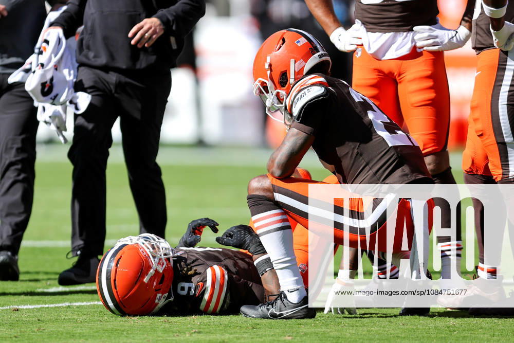 CLEVELAND, OH - OCTOBER 18: Cleveland Browns safety Grant Delpit (9) lays on the ground after a play as Cleveland Browns cornerback Denzel Ward (21) checks on him during the first quarter of the National Football League game between the Baltimore Ravens and Cleveland Browns on October 18, 2026, at Huntington Bank Field in Cleveland, OH. (Photo by Frank Jansky Icon Sportswire) NFL, American Football Herren, USA OCT 18 Ravens at Browns Icon261018039