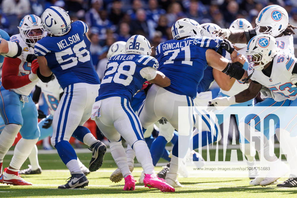 Indianapolis, Indiana, U.S: Indianapolis Colts running back Jonathan Taylor (28) looks for an opening in the line on a run during the game between the Tennessee Titans and the Indianapolis Colts at Lucas Oil Stadium, Indianapolis, Indiana. NFL, American Football Herren, USA 2026 Titans 26-20 Colts - ZUMAs304 20261018_zaf_s304_004