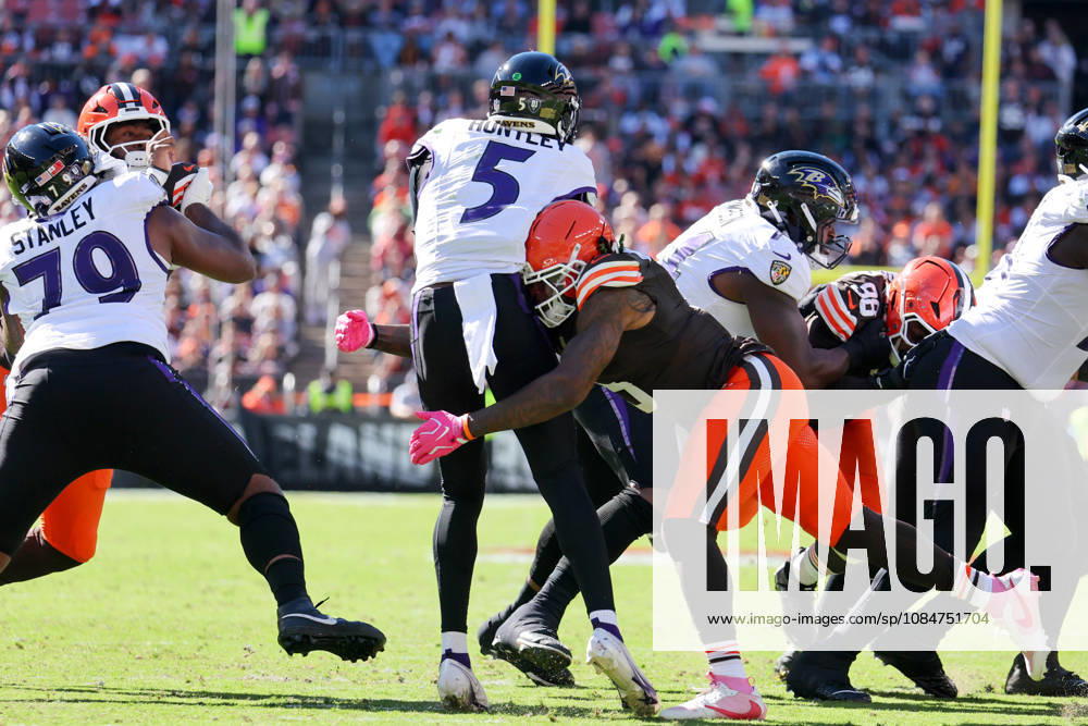 CLEVELAND, OH - OCTOBER 18: Baltimore Ravens quarterback Tyler Huntley (5) is hit by Cleveland Browns linebacker Quincy Williams (5) after throwing a pass during the second quarter of the National Football League game between the Baltimore Ravens and Cleveland Browns on October 18, 2026, at Huntington Bank Field in Cleveland, OH. (Photo by Frank Jansky Icon Sportswire) NFL, American Football Herren, USA OCT 18 Ravens at Browns Icon261018049