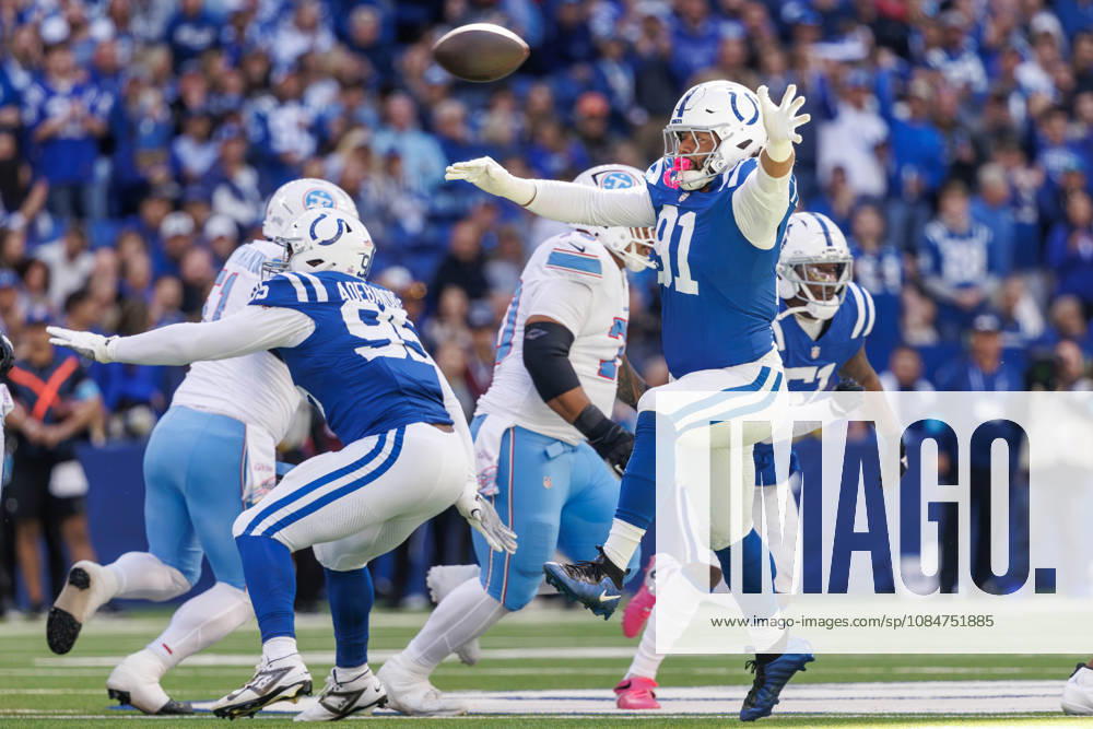 Indianapolis, Indiana, U.S: Indianapolis Colts defensive lineman JT Tuimoloau (91) tries to block a pass during the game between the Tennessee Titans and the Indianapolis Colts at Lucas Oil Stadium, Indianapolis, Indiana. NFL, American Football Herren, USA 2026 Titans 26-20 Colts - ZUMAs304 20261018_zaf_s304_037