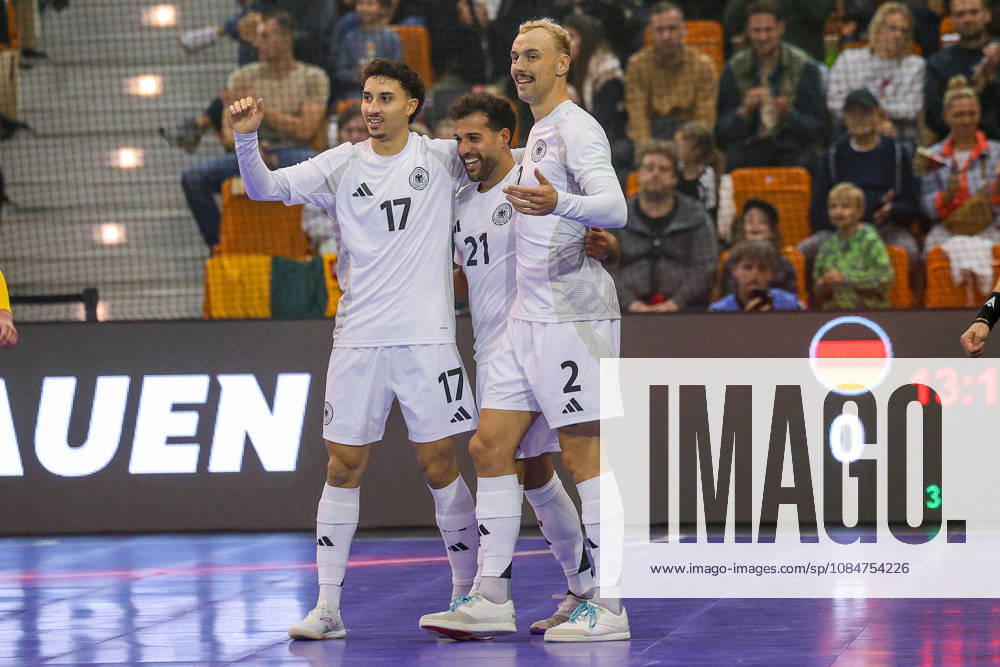 Futsal, WM-Qualifikation, Deutschland - Litauen, Westenergie Sporthalle Mülheim an der Ruhr, Saison 2026 2027: Torjubel nach dem Tor zum 1:0 durch Torschütze Matias Block (Deutschland 21) zusammen mit Kim Herterich (Deutschland 17) und Christopher Wittig (Deutschland 02) DFB regulations prohibit any use of photographs as image sequences and or quasi-video. Nordrhein-Westfalen Deutschland
