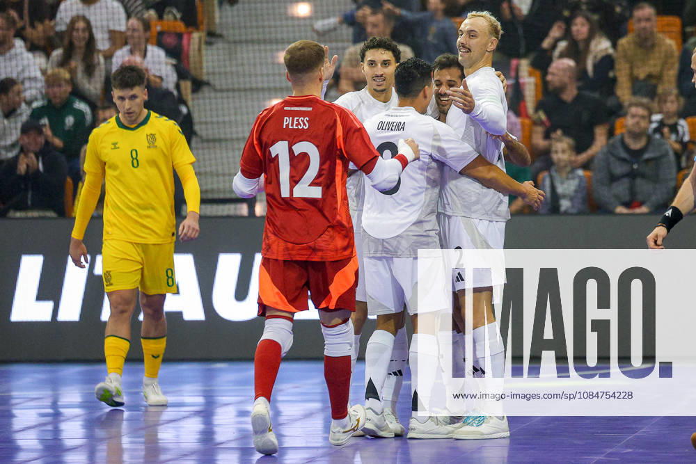 Futsal, WM-Qualifikation, Deutschland - Litauen, Westenergie Sporthalle Mülheim an der Ruhr, Saison 2026 2027: Torjubel nach dem Tor zum 1:0 durch Torschütze Matias Block (Deutschland 21) zusammen mit Christopher Wittig (Deutschland 02), Torwart Philipp Pless (Deutschland 12) Gabriel Oliveira (Deutschland 08) DFB regulations prohibit any use of photographs as image sequences and or quasi-video. Nordrhein-Westfalen Deutschland