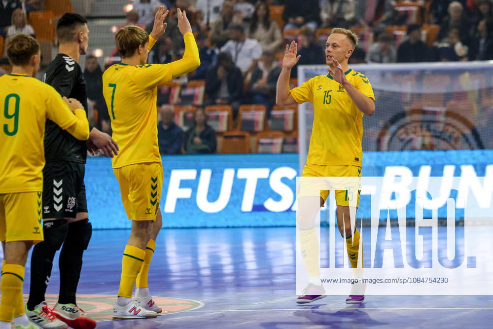 Futsal, WM-Qualifikation, Deutschland - Litauen, Westenergie Sporthalle Mülheim an der Ruhr, Saison 2026 2027: Torjubel nach dem Tor zum 1:1 durch Torschütze Paulius Osauskas (Litauen 17) zusammen mit Benas Spietinis (Litauen 07) und Justinas Zagurskas (Litauen 09) DFB regulations prohibit any use of photographs as image sequences and or quasi-video. Nordrhein-Westfalen Deutschland