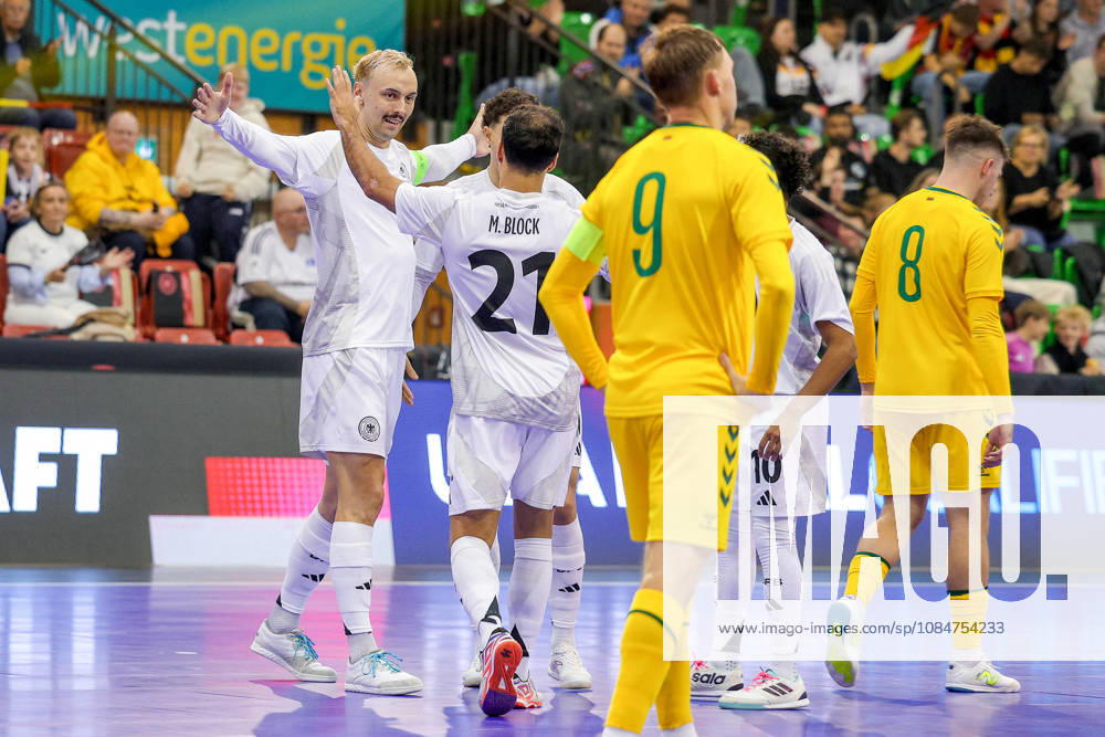 Futsal, WM-Qualifikation, Deutschland - Litauen, Westenergie Sporthalle Mülheim an der Ruhr, Saison 2026 2027: Torjubel nach dem Tor zum 2:2 durch Torschütze Christopher Wittig (Deutschland 02) zusammen mit Matias Block (Deutschland 21) DFB regulations prohibit any use of photographs as image sequences and or quasi-video. Nordrhein-Westfalen Deutschland