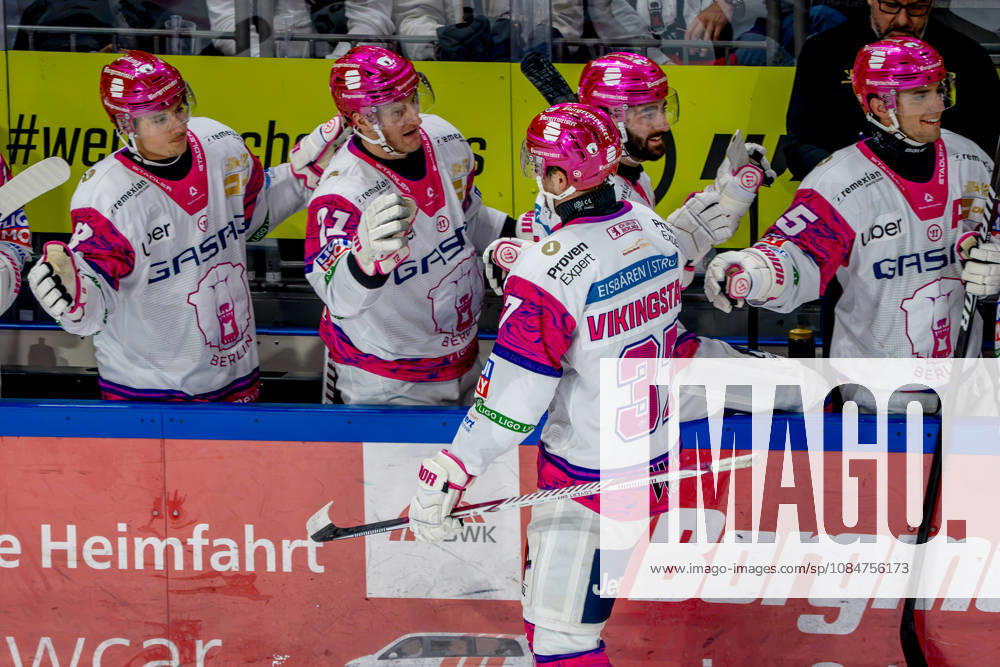 Eishockey, DEL, Krefeld Pinguine - Eisbären Berlin, Saison 2026 27, YAYLA-Arena Krefeld: Torjubel nach dem Tor durch Torschütze Markus Vikingstad (Eisbären Berlin 37) Nordrhein-Westfahlen Deutschland