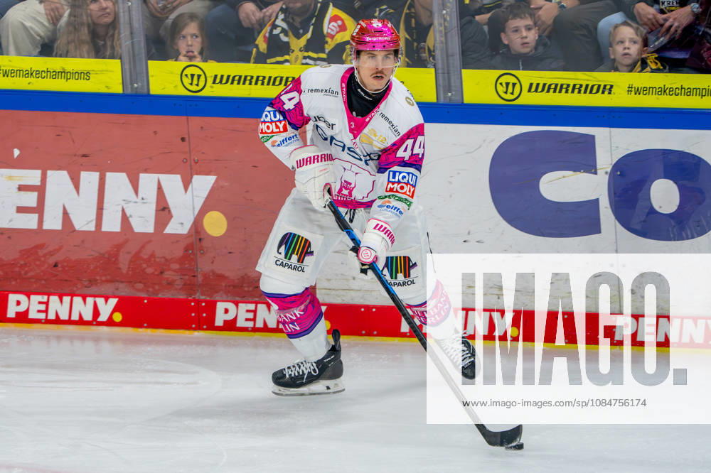 Eishockey, DEL, Krefeld Pinguine - Eisbären Berlin, Saison 2026 27, YAYLA-Arena Krefeld: Brandon Davidson (Eisbären Berlin 44) Nordrhein-Westfahlen Deutschland