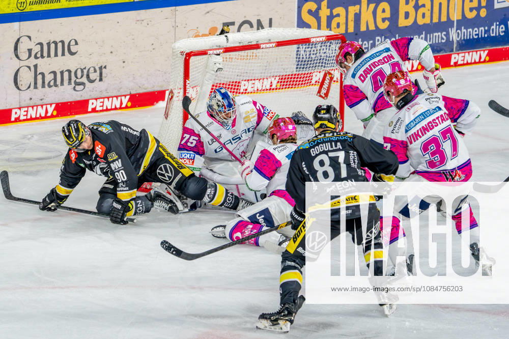 Eishockey, DEL, Krefeld Pinguine - Eisbären Berlin, Saison 2026 27, YAYLA-Arena Krefeld: Adam Smith (Eisbären Berlin 04) Brandon Davidson (Eisbären Berlin 44) Markus Vikingstad (Eisbären Berlin 37) verteidigen mit Goalie Jonas Neffin (Eisbären Berlin 75) das Tor gegen Philip Gogulla (Krefeld Pinguine 87) Adam Payerl (Krefeld Pinguine 90) Nordrhein-Westfahlen Deutschland
