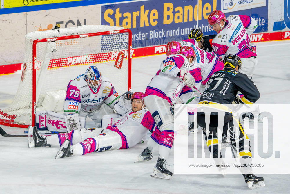 Eishockey, DEL, Krefeld Pinguine - Eisbären Berlin, Saison 2026 27, YAYLA-Arena Krefeld: Adam Smith (Eisbären Berlin 04) Brandon Davidson (Eisbären Berlin 44) Markus Vikingstad (Eisbären Berlin 37) verteidigen mit Goalie Jonas Neffin (Eisbären Berlin 75) das Tor gegen Philip Gogulla (Krefeld Pinguine 87) Max Newton (Krefeld Pinguine 37) Nordrhein-Westfahlen Deutschland