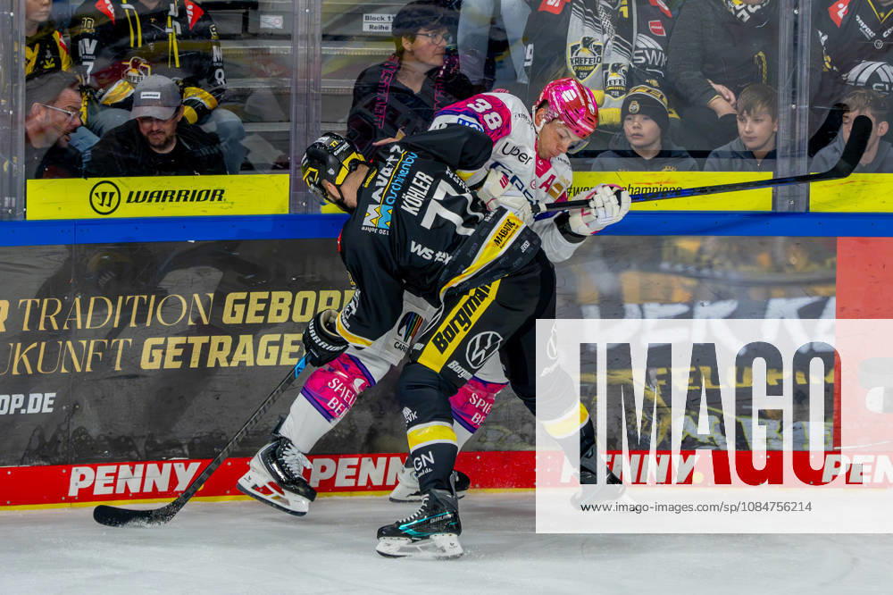 Eishockey, DEL, Krefeld Pinguine - Eisbären Berlin, Saison 2026 27, YAYLA-Arena Krefeld: Mick Köhler (Krefeld Pinguine 77) im Zweikampf gegen Yannick Veilleux (Eisbären Berlin 38) Nordrhein-Westfahlen Deutschland