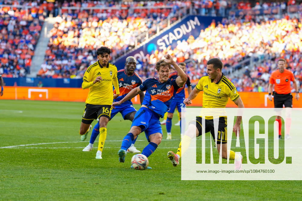 FC Cincinnati forward Tom Barlow (16) takes a shot on goal defended by Columbus Crew defender Brooks Lennon (11) during an MLS, Fussball Herren, USA game at TQL Stadium Soccer 2026: FC Cincinnati Vs Columbus Crew - ZUMAt168 20261018_zsp_t168_024