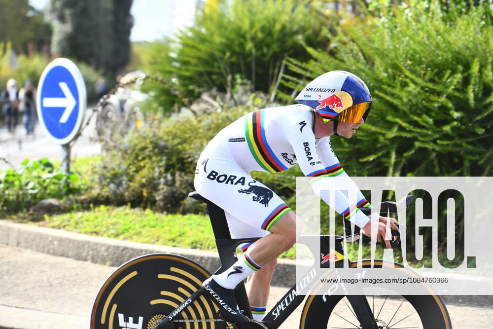 Les Herbiers, Pays De La Loire, France: Red BullÃBoraÃHansgrohes Belgian rider Remco Evenepoel competes in the Chrono des Nations in Les Herbiers, France, on October 18, 2026. Les Herbiers France - ZUMAh284 20261018_znp_h284_007