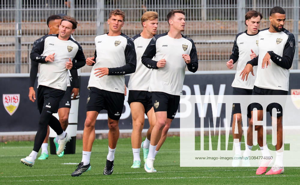 Stuttgart, Fußball UEFA Champions League, Saison 2026-2027, VfB Stuttgart Training, links Maximilian Mittelstädt