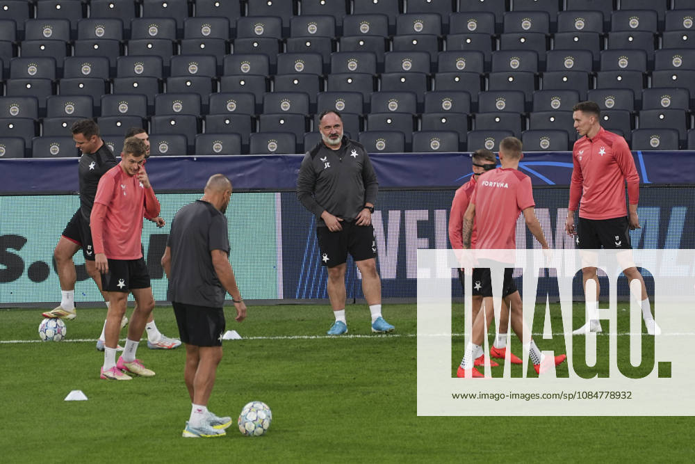 Ahead of Fenerbahce v Slavia Prague - UEFA Champions League ISTANBUL, TURKIYE - OCTOBER 19: Head coach Jindrich Trpisovsky of Slavia Prague leads the training session ahead of their UEFA Champions League match between Fenerbahce and Slavia Prague at Chobani Stadium in Istanbul, Turkiye, on October 19, 2026. Beyza Comert Anadolu Istanbul Turkey. Editorial use only. Please get in touch for any other usage.