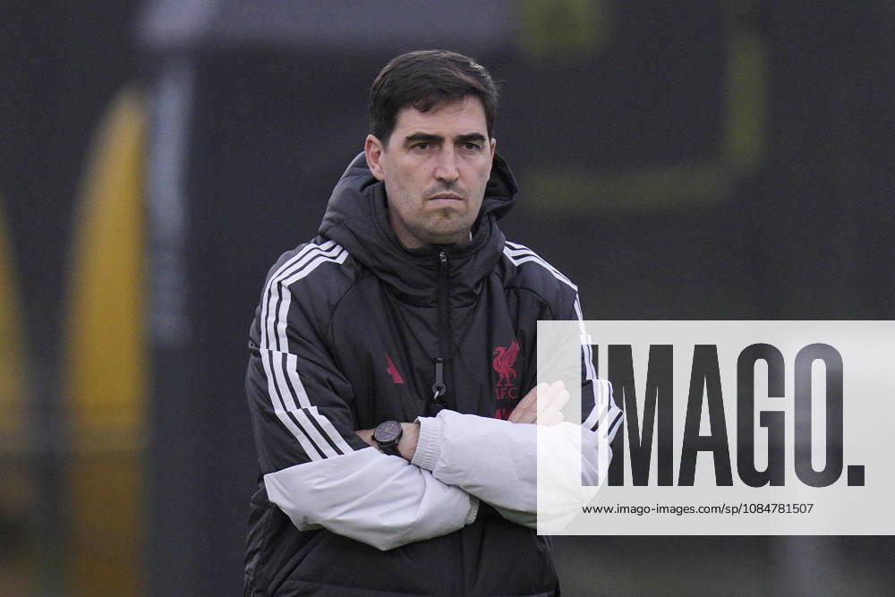 Liverpool Training, Champions League Liverpool FC manager Andoni Iraola watches his players during the Liverpool Training Session ahead of the UEFA Champions League Matchday 3 v Villarreal CF, AXA Training Centre, Liverpool, United Kingdom on 19 October 2026 Credit: Steve Flynn Every Second Media Editorial use only. All images are copyright Every Second Media Limited. No images may be reproduced without prior permission.