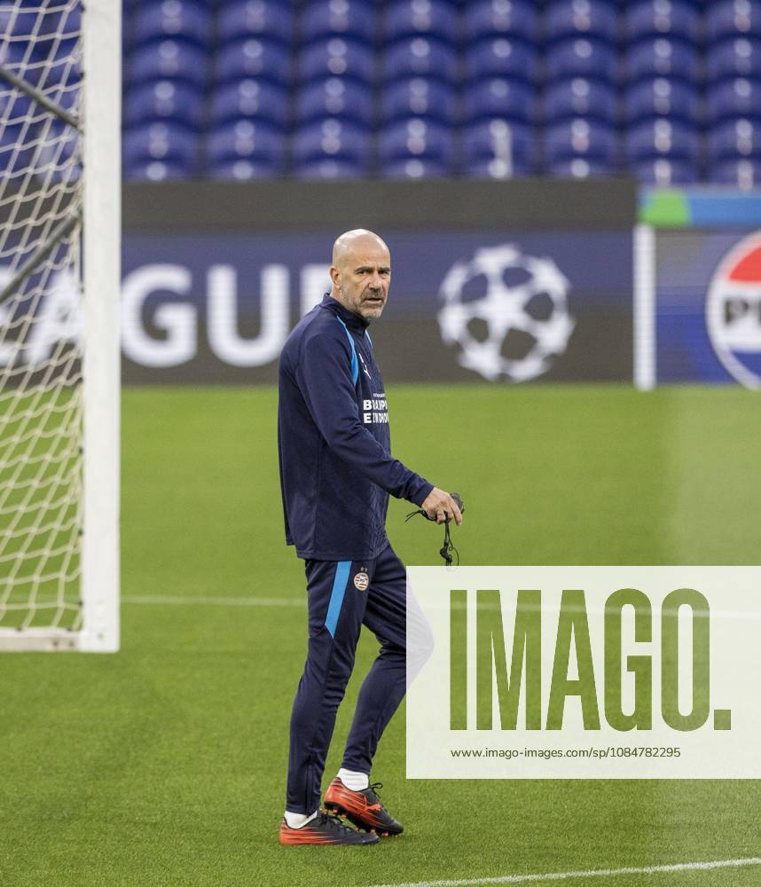PORTO - Coach Peter Bosz of PSV Eindhoven during a training session the day before the Champions League match between Porto and PSV Eindhoven at the Estadio Do Dragao, on October 19, 2026, in Porto, Portugal. MORITZ MUELLER ANP ANPxSportx IVx 572988399 originalFilename: 572988399
