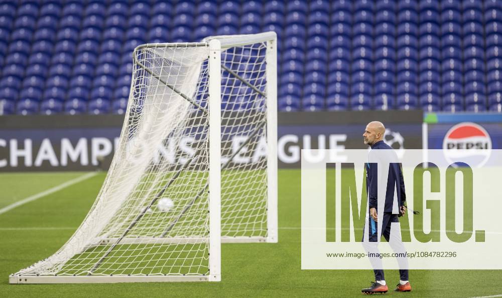 PORTO - PSV Eindhoven coach Peter Bosz during a training session the day before the Champions League match between Porto and PSV Eindhoven at the Estadio Do Dragao, on October 19, 2026 in Porto, Portugal. MORITZ MUELLER ANP ANPxSportx IVx 572988404 originalFilename: 572988404