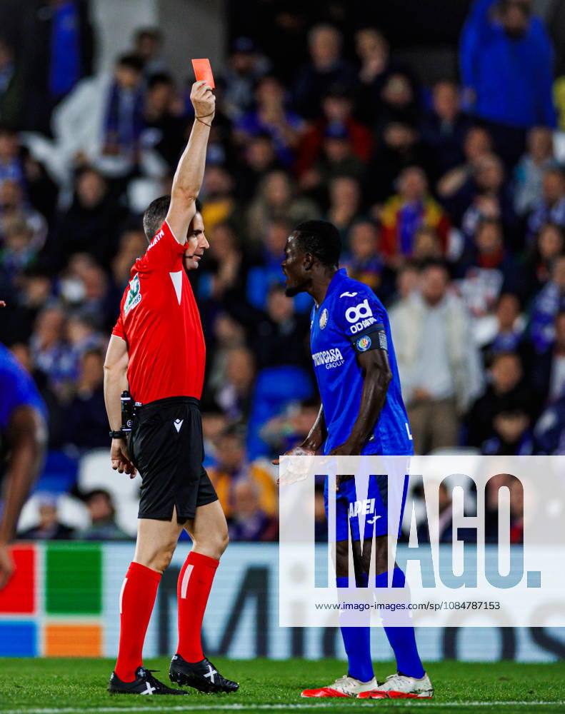 Getafe CF vs Rayo Vallecano - LaLiga EA Sports - 19 10 2026 The referee Gonzalez Esteban shows a red card for Dakonam Djene of Getafe CF during the LaLiga EA Sports match between Getafe CF and RC Rayo Vallecano at Coliseum Stadium on October 19, 2026 in Madrid, Spain. Getafe Spain
