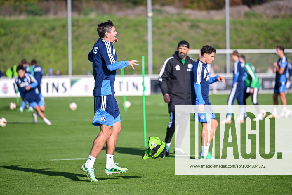 Fussball, Saison 2026 2027, Bundesliga, Training des FC Schalke 04, Maximilian Wöber (FC Schalke 04) verletzt sich nach einem Zweikampf und muss das Training verlassen, xRHR-FOTO YYx