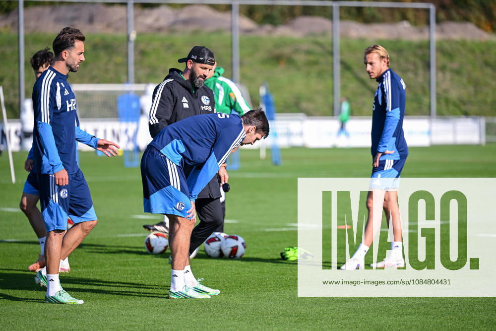 Fussball, Saison 2026 2027, Bundesliga, Training des FC Schalke 04, Maximilian Wöber (FC Schalke 04) verletzt sich nach einem Zweikampf und muss das Training verlassen, xRHR-FOTO YYx