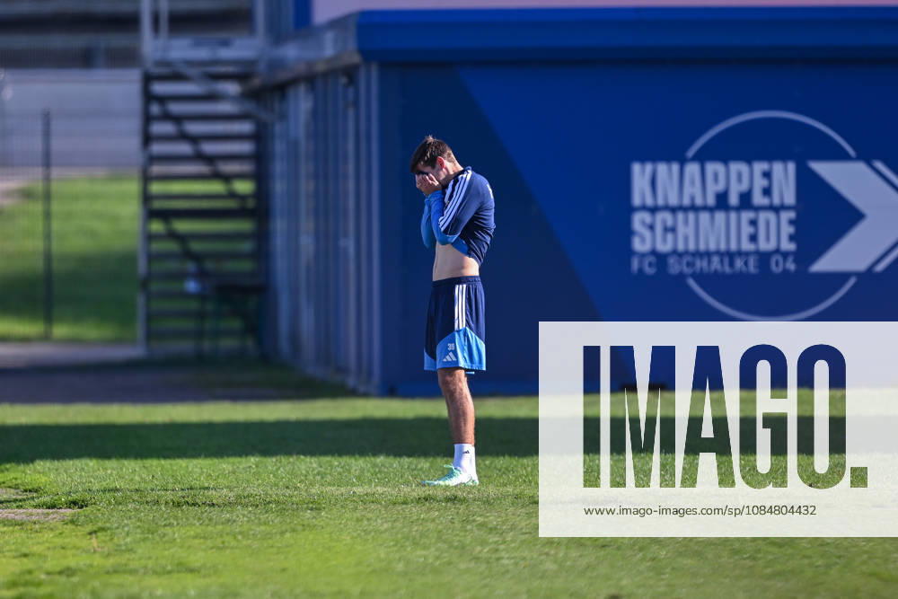 Fussball, Saison 2026 2027, Bundesliga, Training des FC Schalke 04, Maximilian Wöber (FC Schalke 04) verletzt sich nach einem Zweikampf und muss das Training verlassen, xRHR-FOTO YYx