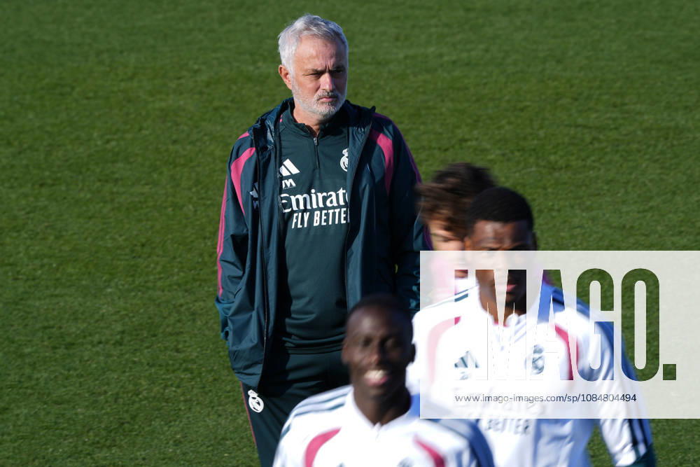 Real Madrid CF s coach Jose Mourinho during training session prior to the Champions League round 3 match against RB Leipzig. October 20 2026. (20261020120)