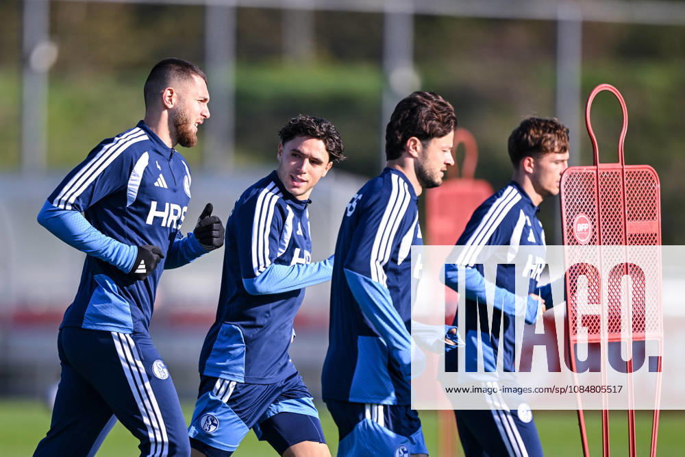 Fussball, Saison 2026 2027, Bundesliga, Training des FC Schalke 04, Warm laufen FC Schalke 04, Hasan Kurucay (FC Schalke 04), Soufiane El-Faouzi (FC Schalke 04), Adrian Gantenbein (FC Schalke 04), Vitalie Becker (FC Schalke 04) xRHR-FOTO YYx