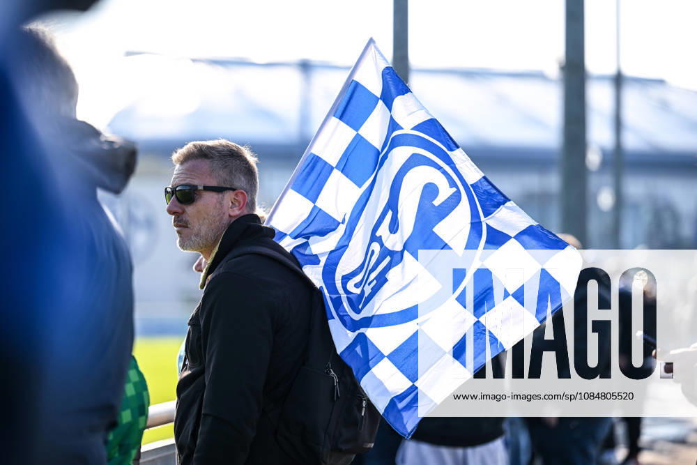 Fussball, Saison 2026 2027, Bundesliga, Training des FC Schalke 04, Fans FC Schalke 04 mit Fahne, xRHR-FOTO YYx