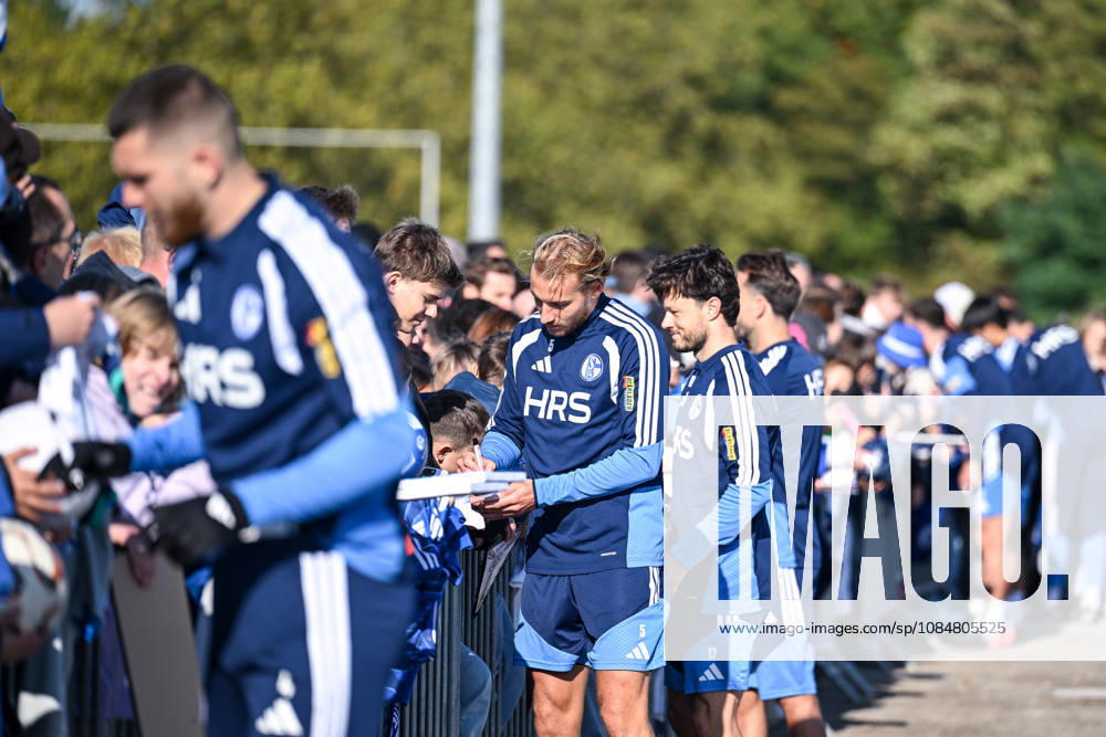 Fussball, Saison 2026 2027, Bundesliga, Training des FC Schalke 04, Timo Becker (FC Schalke 04) gibt Autogramme, xRHR-FOTO YYx