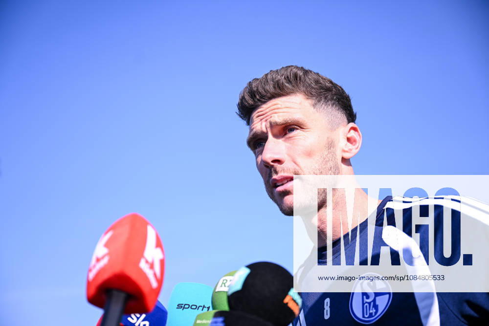 Fussball, Saison 2026 2027, Bundesliga, Training des FC Schalke 04, Robin Gosens (FC Schalke 04) in der Mixed-Zone, xRHR-FOTO YYx