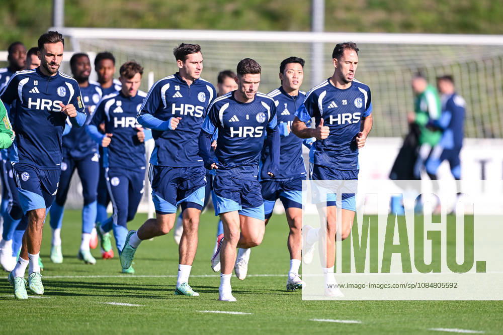 Fussball, Saison 2026 2027, Bundesliga, Training des FC Schalke 04, Warm laufen FC Schalke 04, Kenan Karaman (FC Schalke 04) (l), Maximilian Wöber (FC Schalke 04), Robin Gosens (FC Schalke 04), Nikola Katic (FC Schalke 04) xRHR-FOTO YYx
