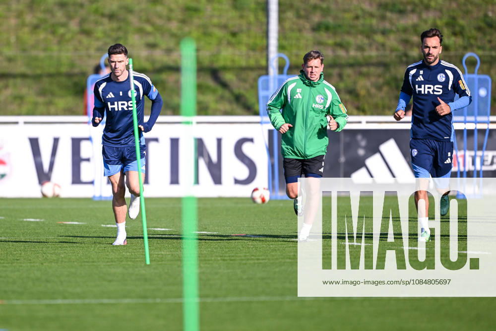 Fussball, Saison 2026 2027, Bundesliga, Training des FC Schalke 04, Warm laufen FC Schalke 04, Robin Gosens (FC Schalke 04), Kenan Karaman (FC Schalke 04) xRHR-FOTO YYx