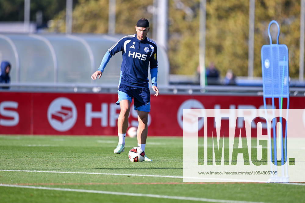 Fussball, Saison 2026 2027, Bundesliga, Training des FC Schalke 04, Edin DÅ¾eko Dzeko (FC Schalke 04) xRHR-FOTO YYx