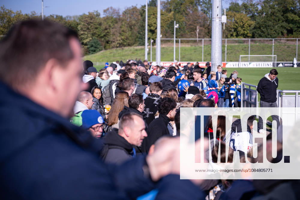 Fussball, Saison 2026 2027, Bundesliga, Training des FC Schalke 04, Robin Gosens (FC Schalke 04) gibt den zahlreichen Fans nach dem Training Autogramme, xRHR-FOTO YYx