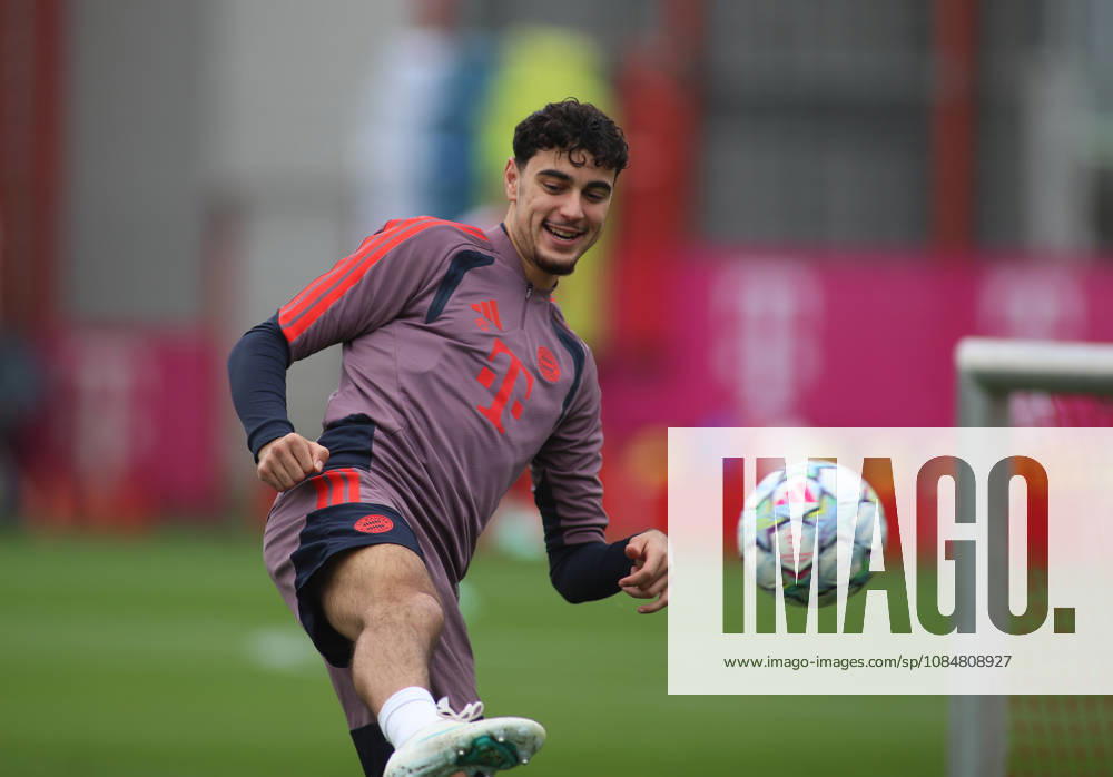 FC Bayern München, Abschlusstraining, Champions League, Saison 2026 2027, Fussball, Herren Aleksandar Pavlovic (FC Bayern München) spielt einen Ball, Schuss