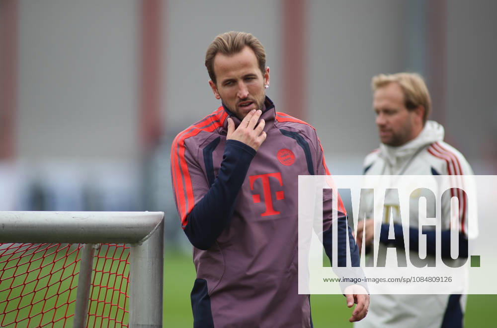 FC Bayern München, Abschlusstraining, Champions League, Saison 2026 2027, Fussball, Herren Harry Kane (FC Bayern München) mit der Hand am Kinn, nachdenken, überlegen