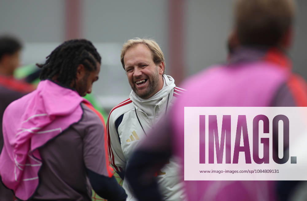 FC Bayern München, Abschlusstraining, Champions League, Saison 2026 2027, Fussball, Herren Aaron Danks, Co-Trainer (FC Bayern München) lachend, lacht