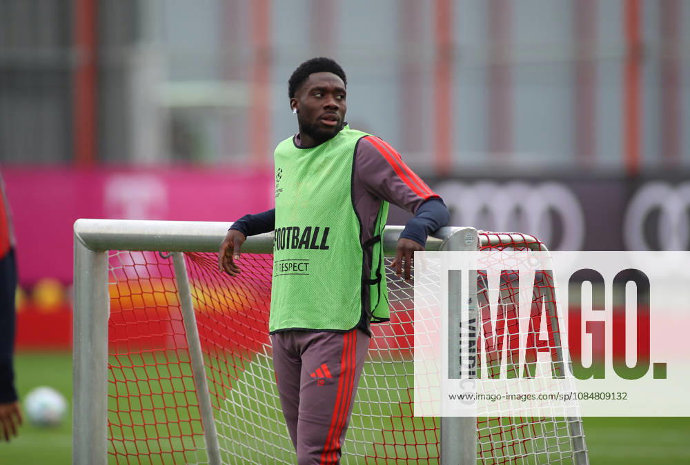 FC Bayern München, Abschlusstraining, Champions League, Saison 2026 2027, Fussball, Herren Alphonso Davies (FC Bayern München) lehnt an einem kleinen Tor