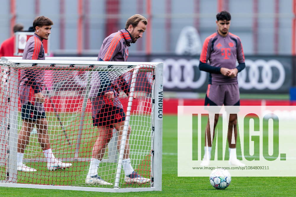 Harry Kane (FC Bayern Muenchen, 9) controls the ball during the training session before the UEFA Champions League match between FC Bayern Muenchen vs. Arsenal FC at Trainingsgelaende an der Saebener Str on October 20, 2026 in Munich, Germany. Bavaria Germany