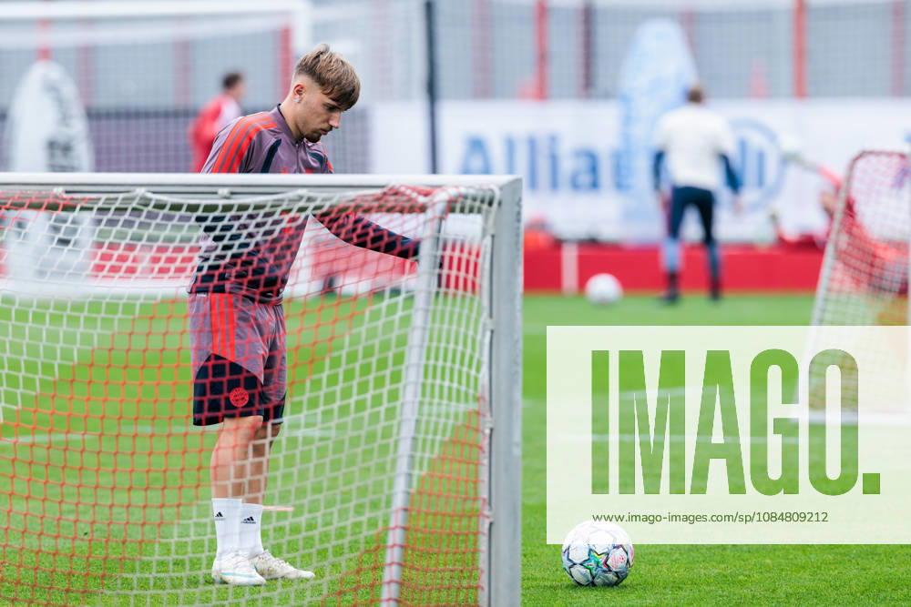 Lennart Karl (FC Bayern Muenchen, 42) controls the ball during the training session before the UEFA Champions League match between FC Bayern Muenchen vs. Arsenal FC at Trainingsgelaende an der Saebener Str on October 20, 2026 in Munich, Germany. Bavaria Germany