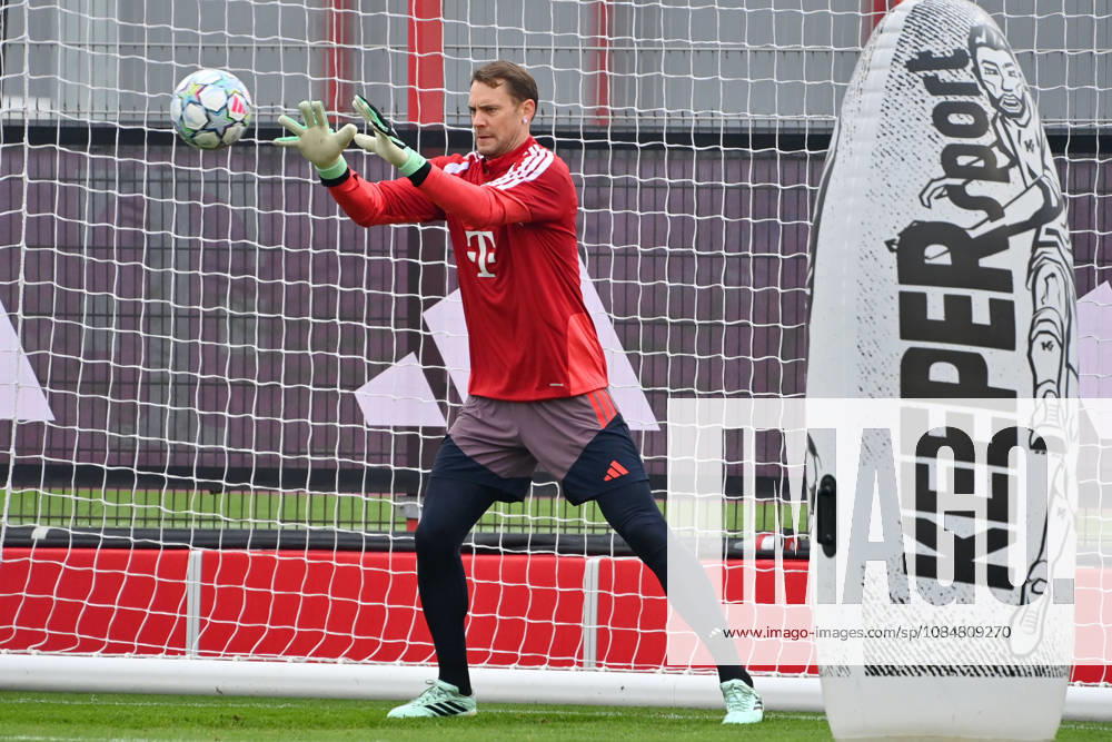 Manuel NEUER (Torwart Bayern Muenchen), Aktion,Einzelaktion,Einzelbild, Freisteller,Ganzkoerperaufnahme,ganze Figur. Fussball Champions League,Saison 2026 27, Ligaphase ABSCHLUSSTRAINING am 20.10.2026 FC Bayern Muenchen - FC Arsenal