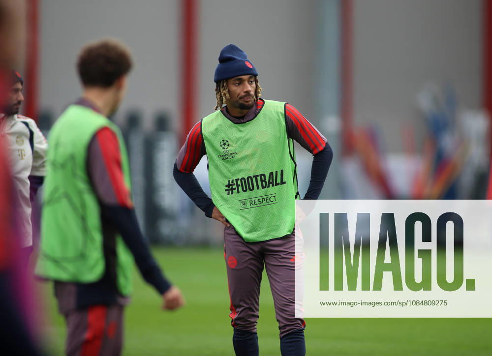 FC Bayern München, Abschlusstraining, Champions League, Saison 2026 2027, Fussball, Herren Sacha Boey (FC Bayern München) stehend mit Leibchen