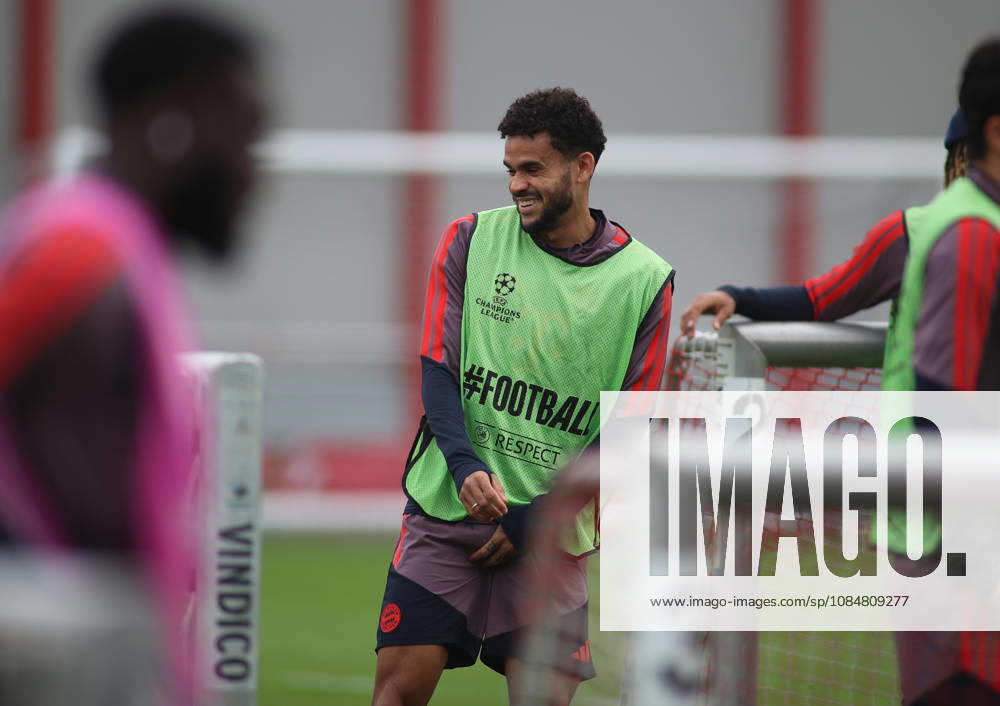 FC Bayern München, Abschlusstraining, Champions League, Saison 2026 2027, Fussball, Herren Luis Diaz (FC Bayern München) lachend, lacht, gut gelaunt