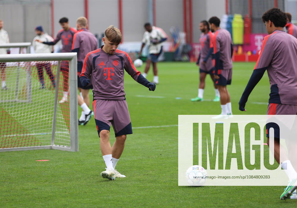 FC Bayern München, Abschlusstraining, Champions League, Saison 2026 2027, Fussball, Herren Lennart Karl (FC Bayern München) spielt einen Ball