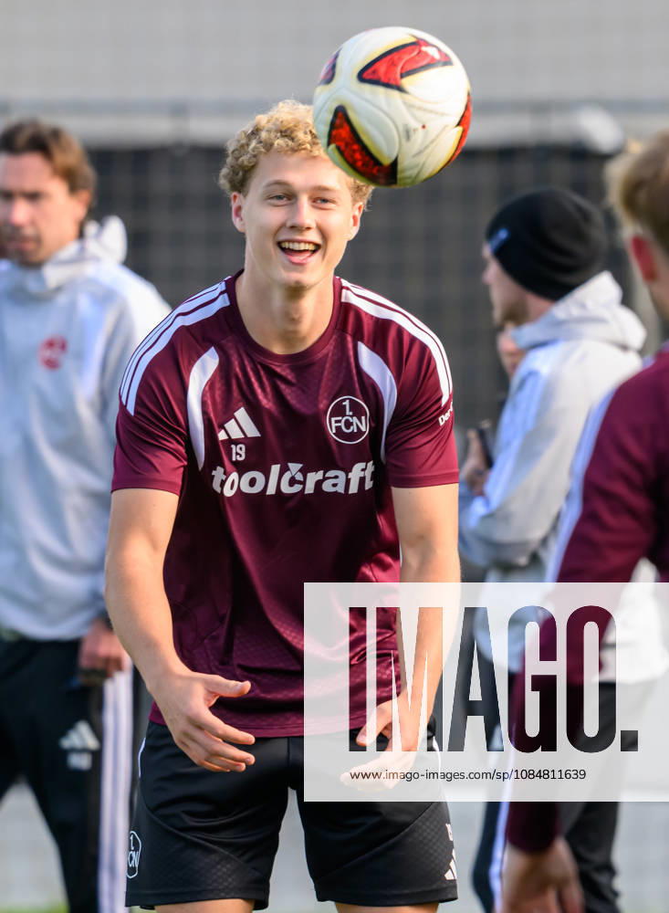 Fussball - 2. Fussball - Bundesliga - Saison 2026 2027 - 1. FC Nürnberg Nuernberg FCN ( Club ) - Training - Sportfoto Zink - - Piet Scobel (19, 1. FC Nürnberg FCN ) happy