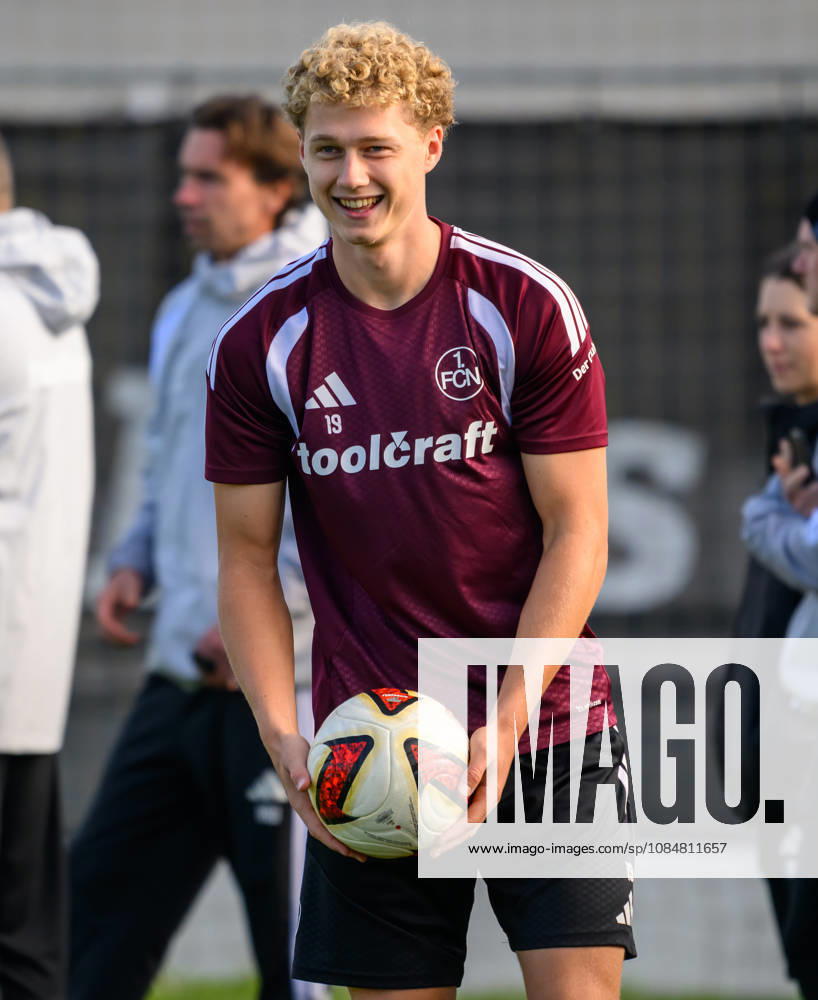 Fussball - 2. Fussball - Bundesliga - Saison 2026 2027 - 1. FC Nürnberg Nuernberg FCN ( Club ) - Training - Sportfoto Zink - - Piet Scobel (19, 1. FC Nürnberg FCN ) happy