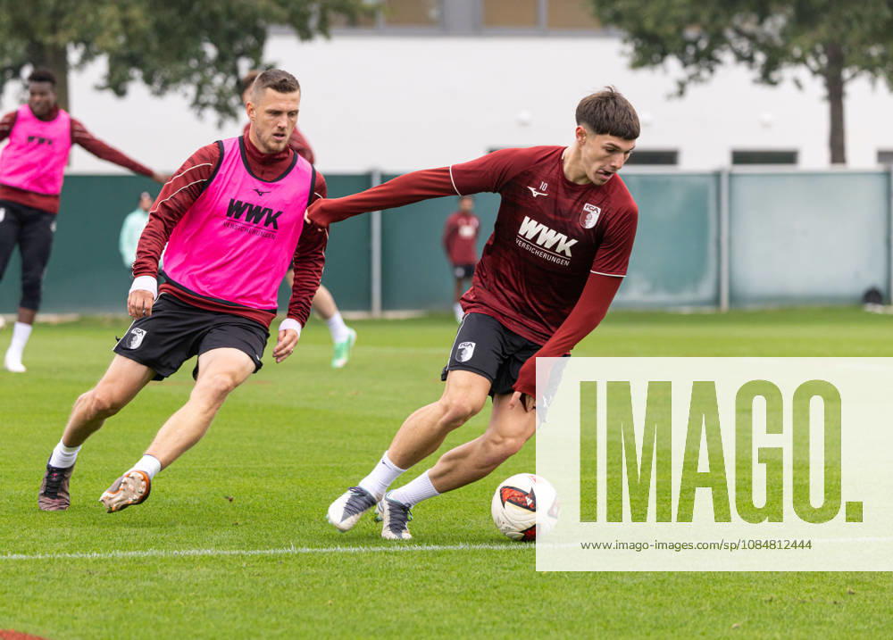 Mert Kömür (FC Augsburg 36, re.) Zweikampf gegen Jeffrey Gouweleeuw (FC Augsburg 6); FC Augsburg, Training,