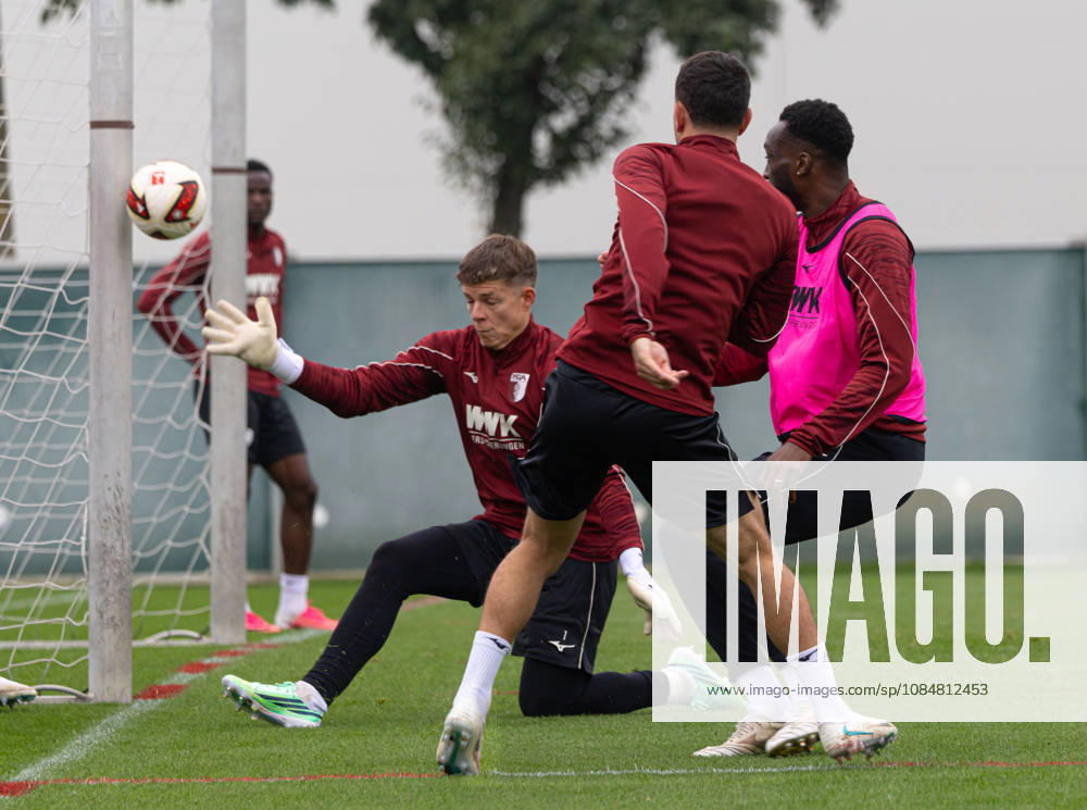 Arijon Ibrahimovic (FC Augsburg 21, vorne) trifft den Pfosten gegen Finn Dahmen (Torwart FC Augsburg 1); FC Augsburg, Training,