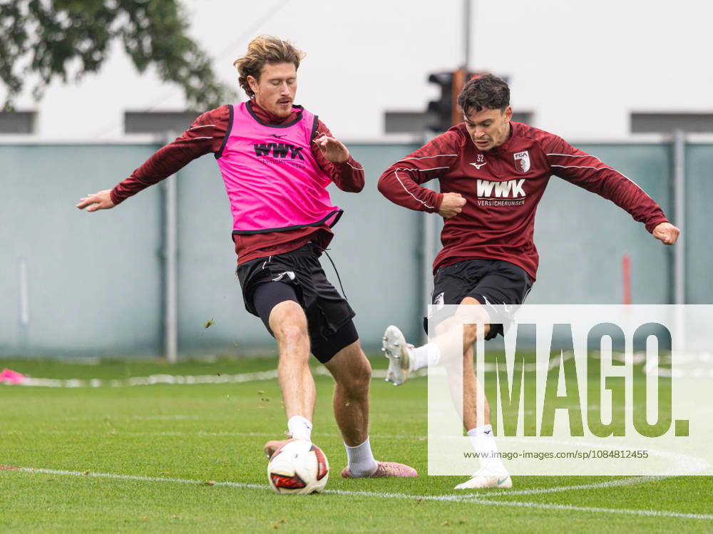 Fabian Rieder (FC Augsburg 32), Schuß wird geblockt von Calvin Brackelmann FC Augsburg 2); FC Augsburg, Training,