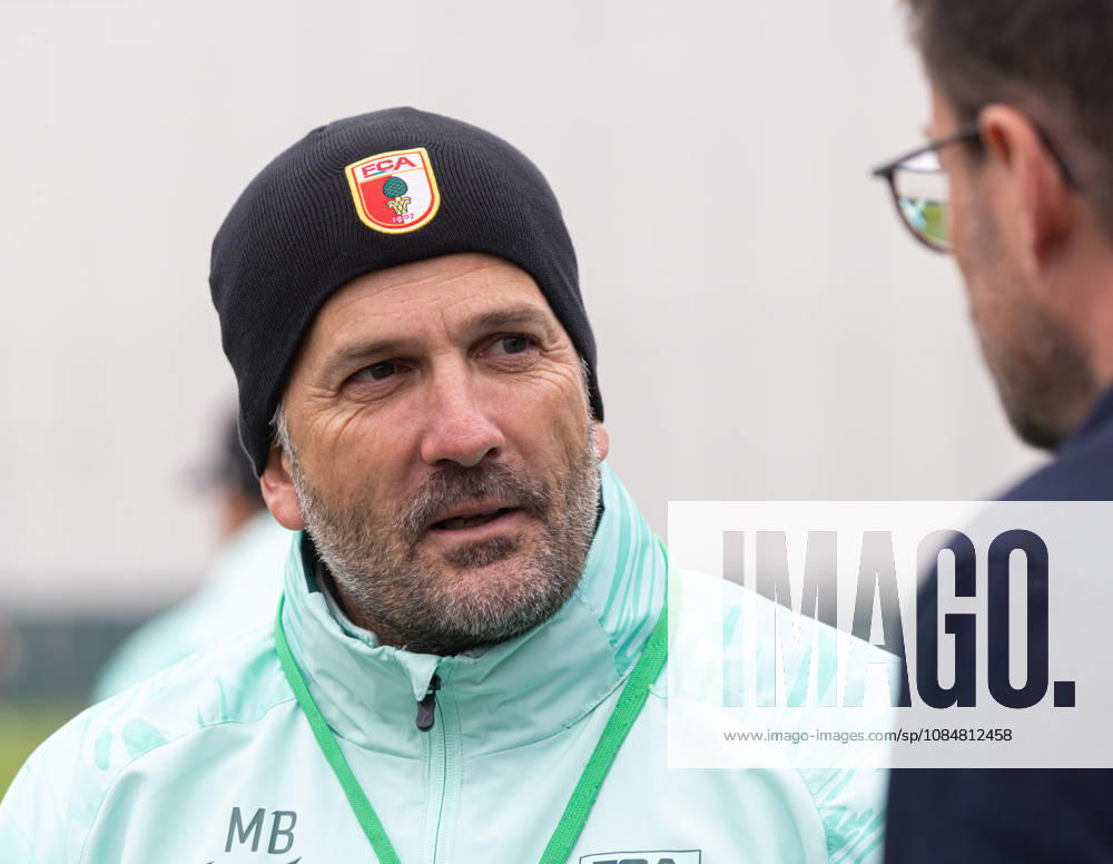 Manuel Baum (Trainer FC Augsburg) im Interview am Trainingsplatz; FC Augsburg, Training,